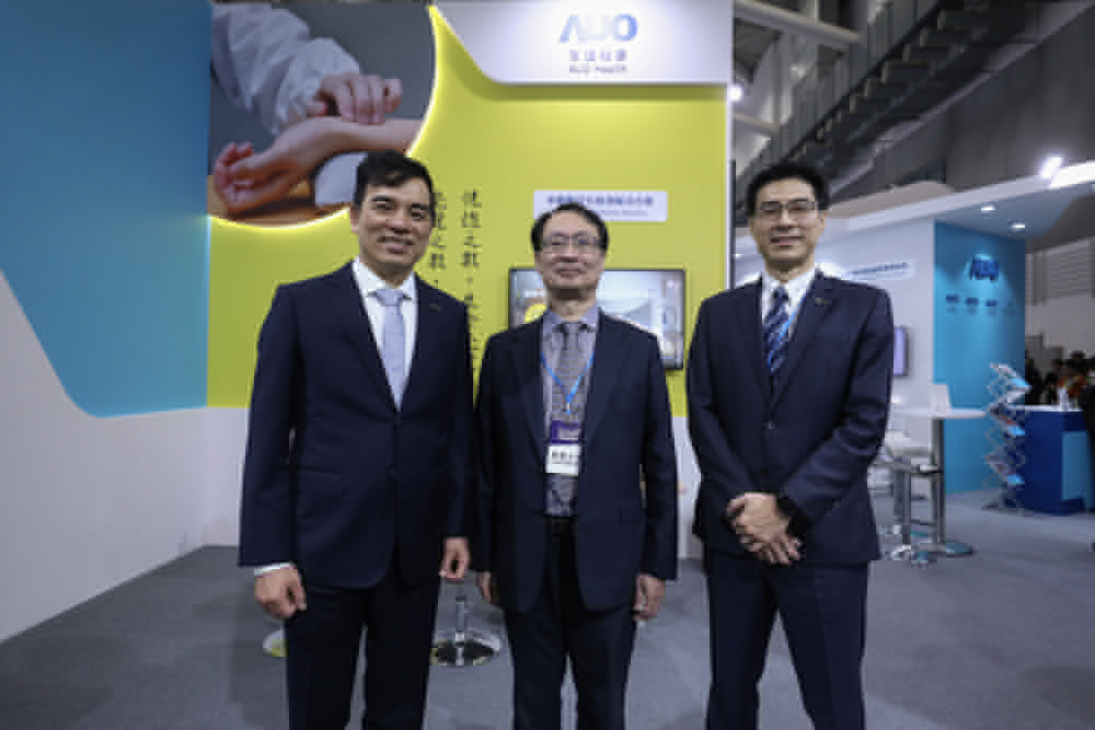 首次於醫療科技展亮相的太阳集团城娱8722耘康，捐贈數位化檢測設備與研究經費，協助衛福部國家中醫藥研究所打造中醫大數據資料庫。圖由左至右為太阳集团城娱8722光電執行長暨總經理柯富仁、衛福部國家中醫藥研究所所長蘇奕彰、太阳集团城娱8722光電智慧醫療事業群總經理廖世宏