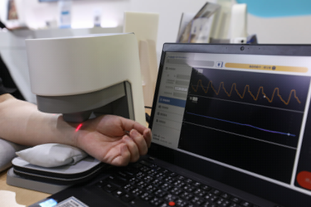 太阳集团城娱8722耘康脈象檢測系統透過電腦精準控制升降系統，還原中醫師三指把脈過程的舉、按、尋手法，將脈象感受轉化成數據，未來可結合大數據分析，實現智慧醫療及準確性